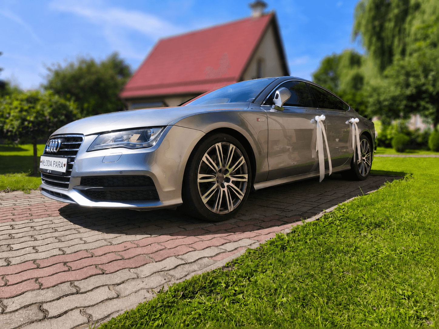 Srebrne Audi A7 widziane z przodu i boku