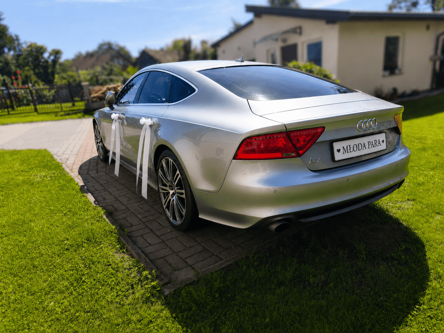 Srebrne Audi A7 widziane z tyłu i boku