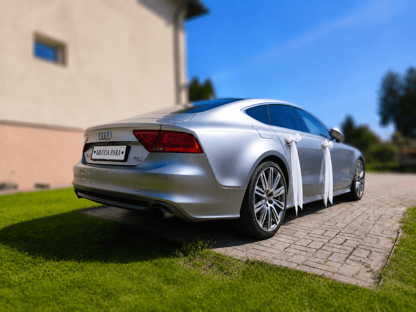 Srebrne Audi A7 widziane z tyłu