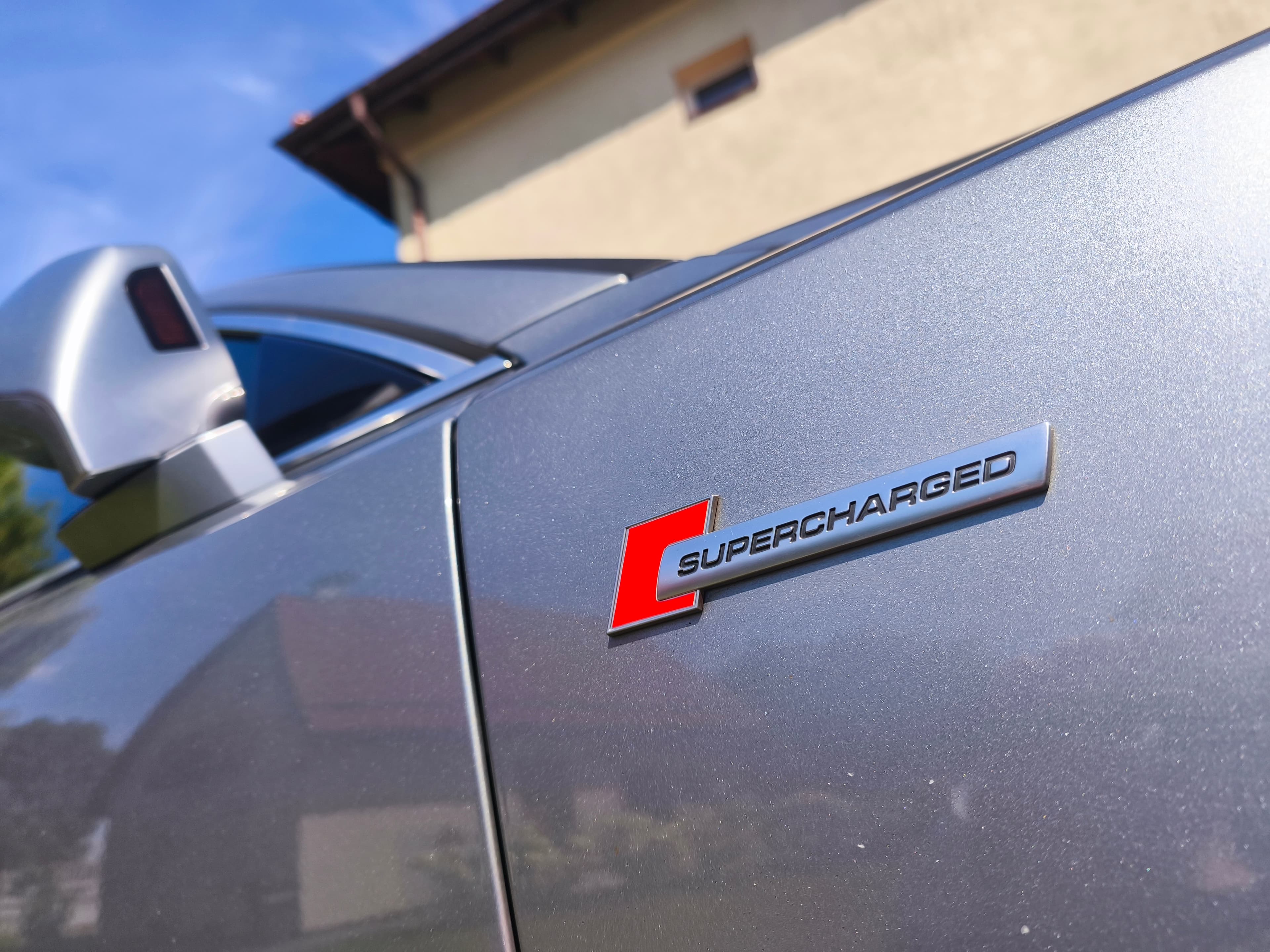 Emblemat Supercharged na srebrnym nadwoziu Audi A7